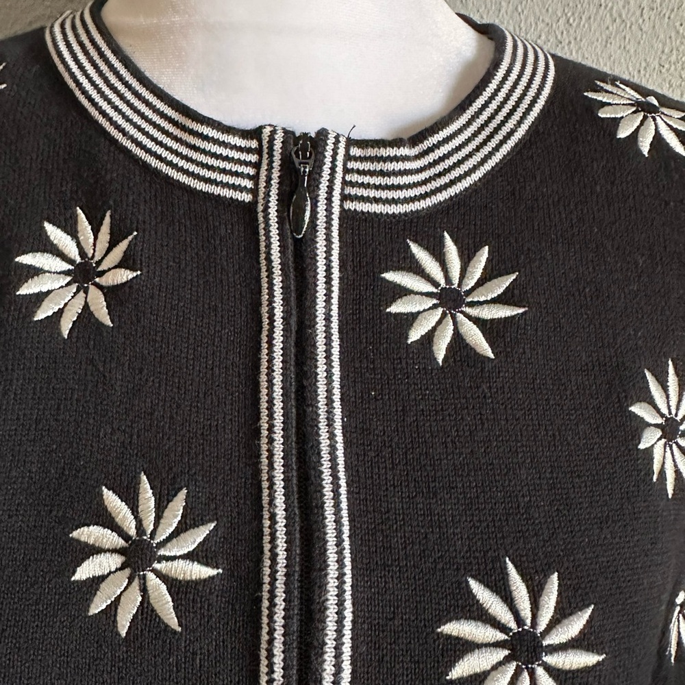 Talbots Black and White embroidered Floral Cardigan size M - Picture 6 of 7